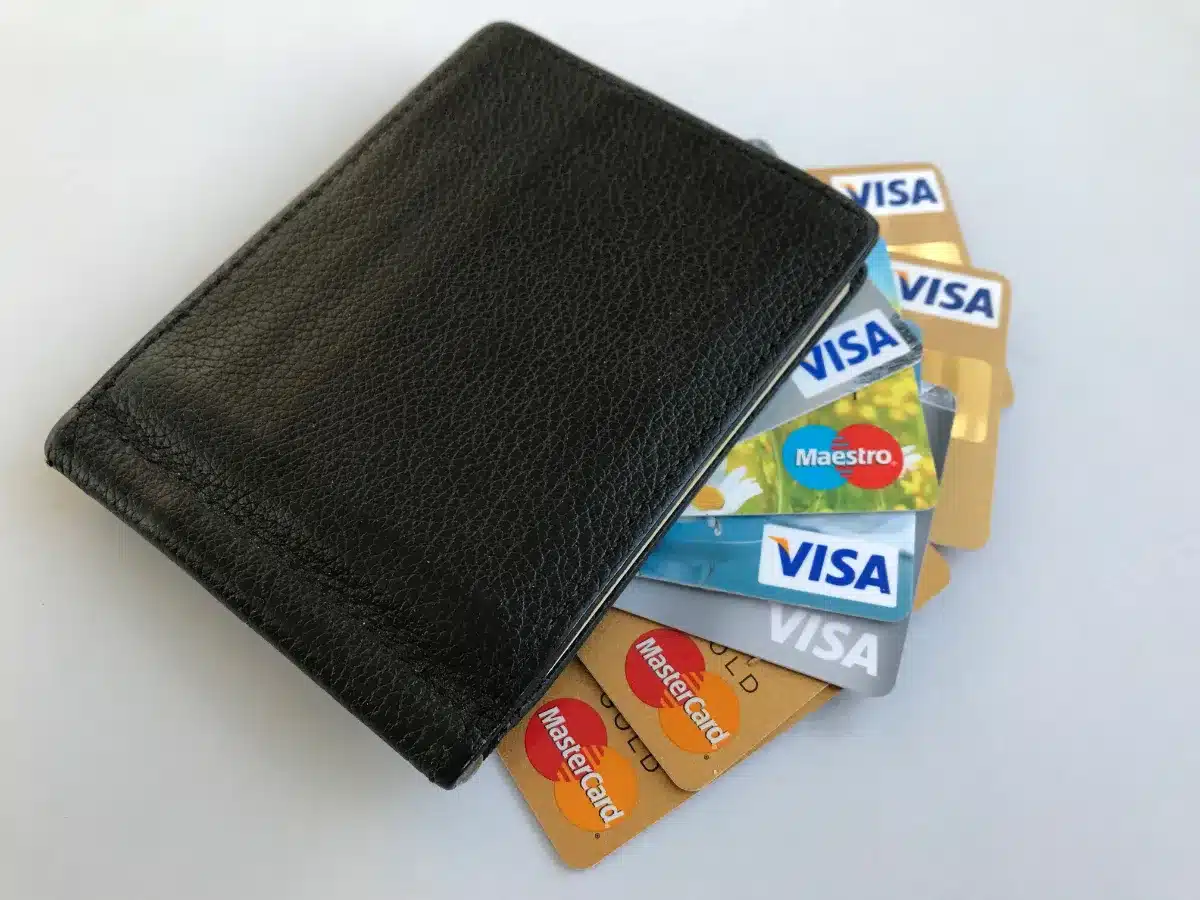 Vous avez remarqué cette encoche sur votre nouvelle carte bancaire ? Voilà son rôle