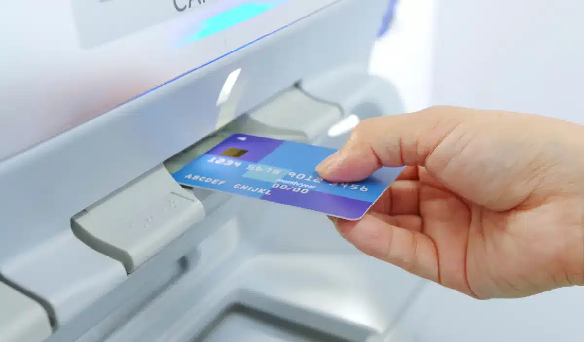 Voici pourquoi vos retraits dans une autre banque font exploser vos frais bancaires