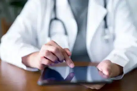 Sans eux, l’hôpital ferme : pourquoi des médecins étrangers sont poussés vers la sortie