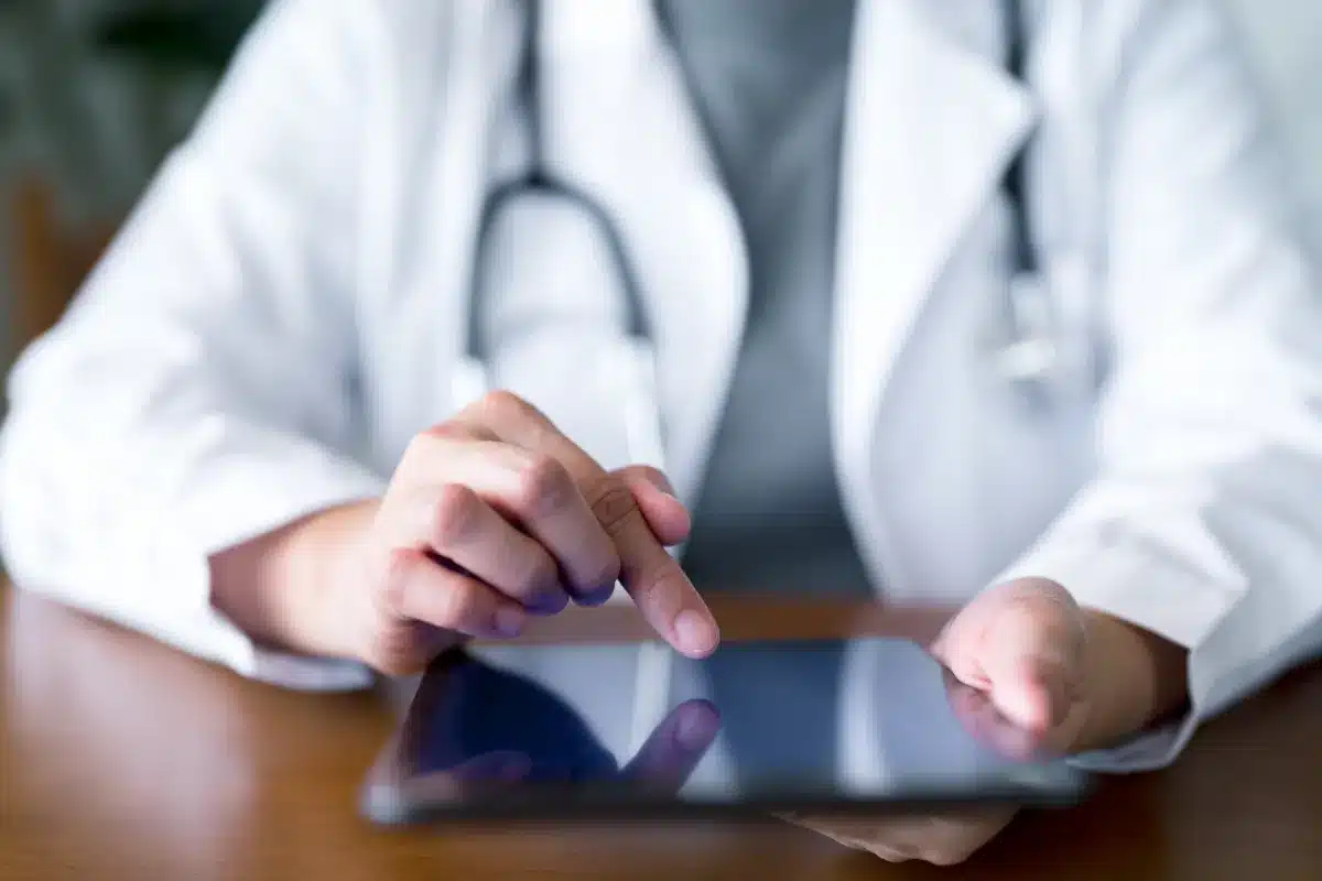 Sans eux, l’hôpital ferme : pourquoi des médecins étrangers sont poussés vers la sortie