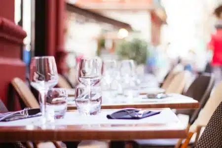 Restaurants fantômes : quand les prix font fuir même les vacanciers