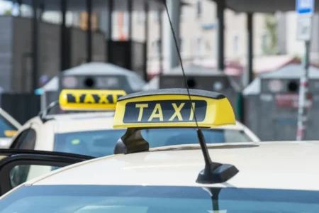 Scandale à la Sécurité sociale : des chauffeurs de taxi ont détourné 300.000 € avec des trajets inventés