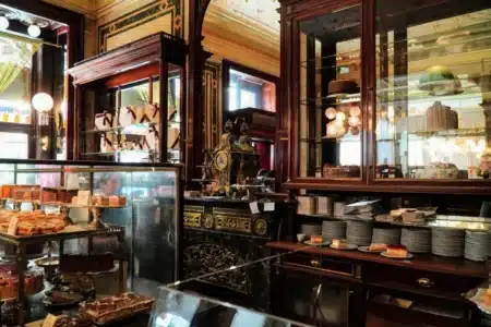 « Ce n’est pas une peluche » : le restaurant lui facture 65 € pour une simple chaise haute