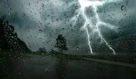 Vents violents, pluies et orages : la moitié du pays en vigilance météo dès ce matin
