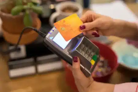 Payer ses courses avec une carte bleue ? L’erreur que font (presque) tous les Français