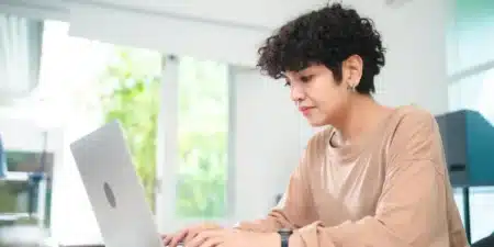 Des gains faciles, trop beaux pour être vrais : l’explosion inquiétante de l’arnaque du “refund”