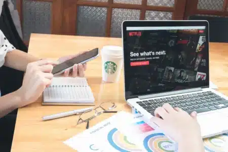 Netflix au bureau, c’est fini : ce que vous risquez vraiment si votre employeur vous surprend