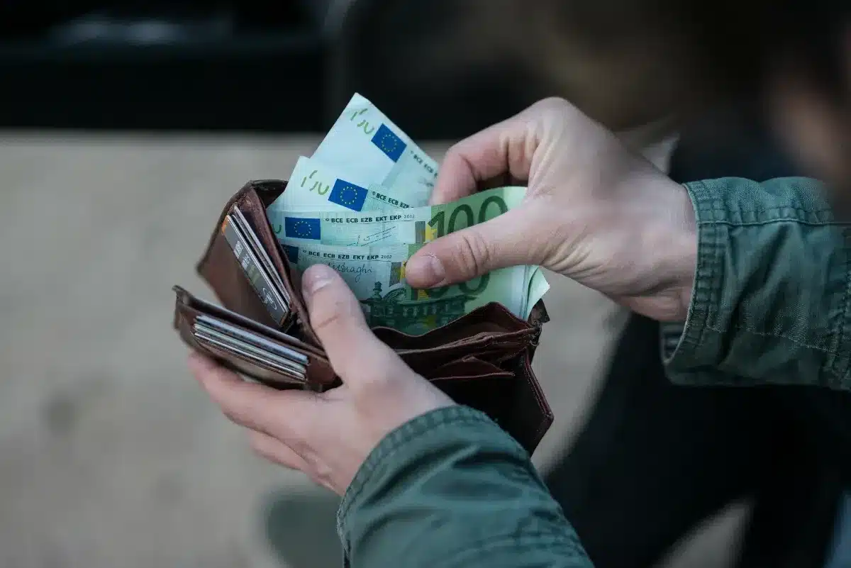 Paiements en espèces bientôt plafonnés partout en Europe : le montant choque déjà