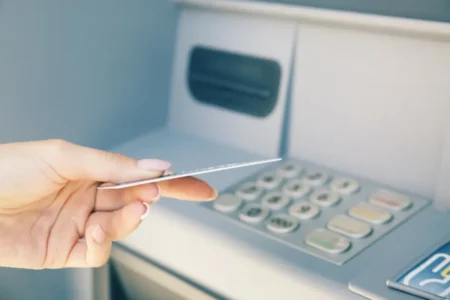 Retraits d’argent en 2026 : ces nouvelles règles qui pourraient vous coûter cher