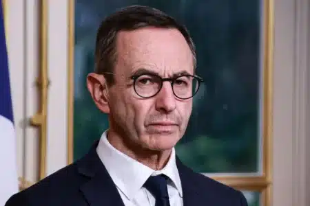 « La fête est finie » : travailler plus, aides plafonnées… le plan qui va bousculer les Français