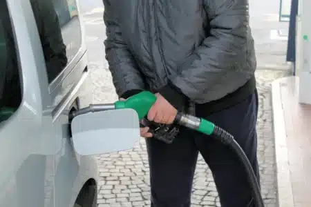 Taxe E85, malus renforcé… ces décisions auto explosives que le budget a finalement enterrées