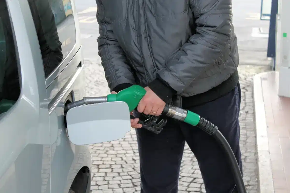 Taxe E85, malus renforcé… ces décisions auto explosives que le budget a finalement enterrées