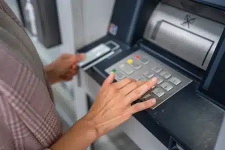 Distributeurs supprimés : ces 3 banques françaises changent tout, la nouveauté surprend en 2026