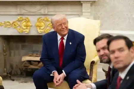 “100 % de taxes” : Trump prêt à frapper le Canada pour bloquer un accord avec Pékin