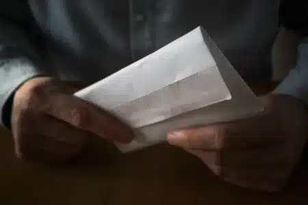 Il reçoit par erreur 330 salaires d’un coup… et la justice lui dit finalement oui