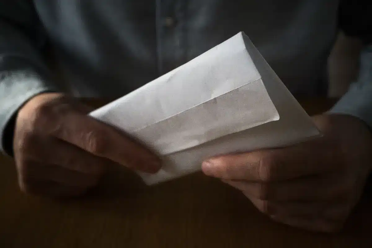 Il reçoit par erreur 330 salaires d’un coup… et la justice lui dit finalement oui