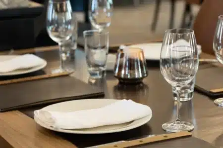 Scandale à Val Thorens : un restaurant condamné à 8 000 € d’amende pour avoir refusé l’eau du robinet