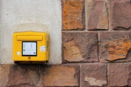 A La Poste Un Benefice Net En Recul De 177 Et Un Modele Sous Tension