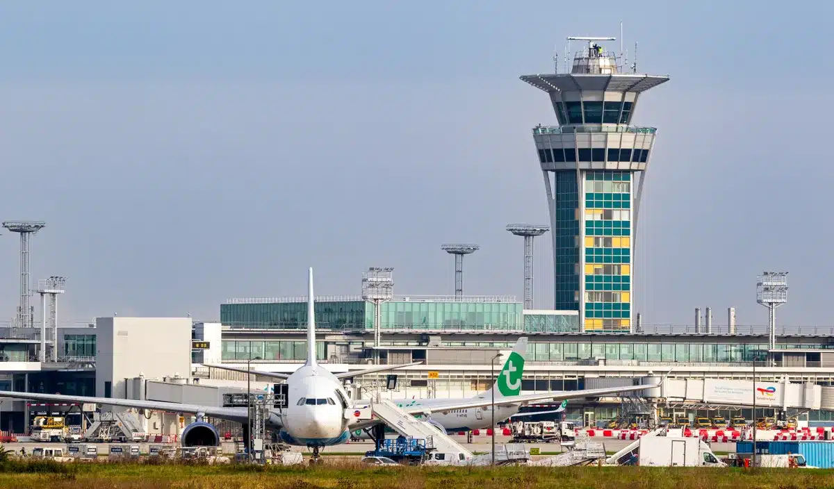 Vols annulés, voyageurs à bout : le chaos s’installe à l’aéroport d’Orly après la neige