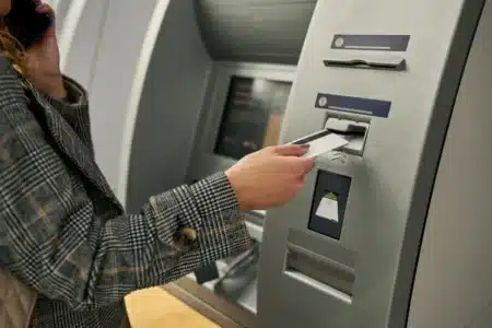 « Arnaque au billet magique » : la fraude qui séRetirer de l’argent le dimanche ou le lundi ? Cette habitude banale peut vous coûter très cher aux distributeurs automatiques