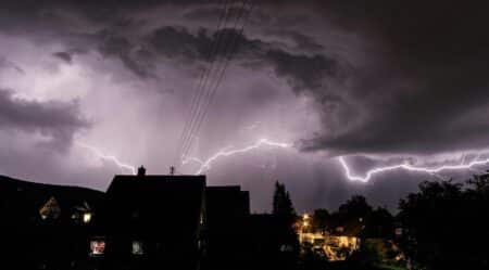 Tempête Nils : pluies, crues et vents jusqu’à 180 km/h