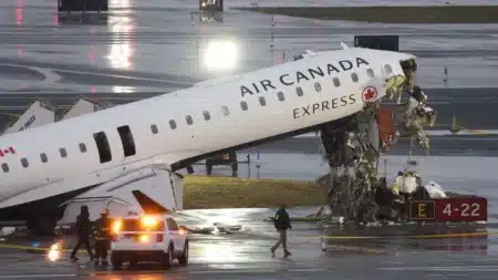 Collision mortelle sur la piste de LaGuardia : un avion percute un véhicule de secours, l'aéroport de New York entièrement fermé