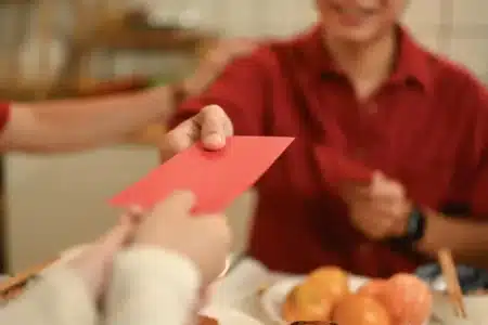 À 10 ans, il porte plainte contre son père qui a vidé ses économies pour se remarier