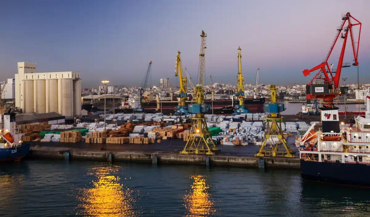 Chaos au large de Casablanca : 85 conteneurs perdus, le port à l'arrêt