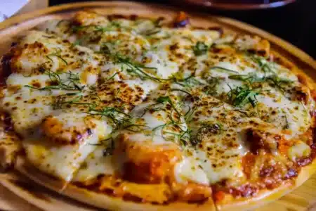 Ni micro-ondes ni four : cette technique des chefs pour une pizza réchauffée croustillante