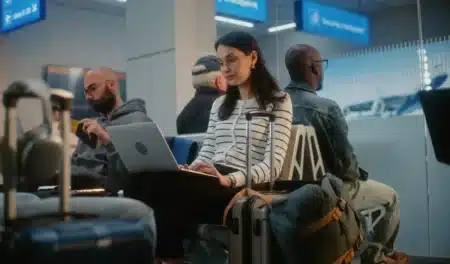 Vol annulé, frontières fermées… votre emploi est-il menacé si vous restez coincé à l’étranger ?