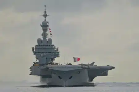 Un marin français fait son jogging sur le pont : son appli de fitness dévoile la position exacte du porte-avions Charles de Gaulle