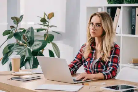 Un virement inattendu de 4 millions : elle investit dans un terrain puis doit tout rembourser