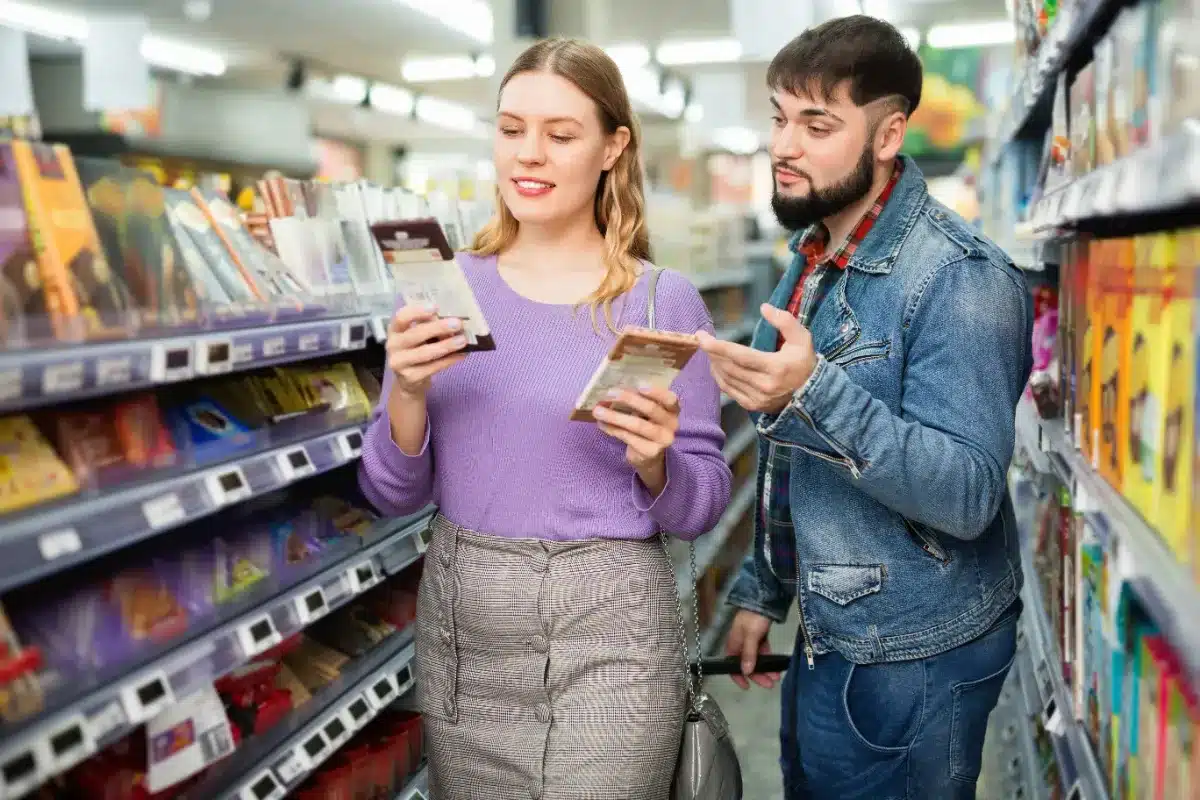 Vols en hausse : pourquoi les tablettes de chocolat sont gardées derrière une vitre