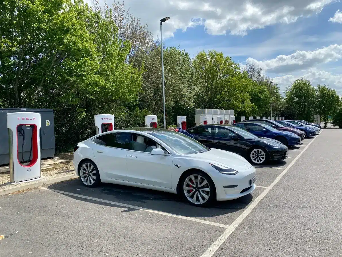Elon Musk a viré toute l'équipe Supercharger de Tesla d'un coup : quand le réseau a cessé de grandir, il a dû tous les rappeler