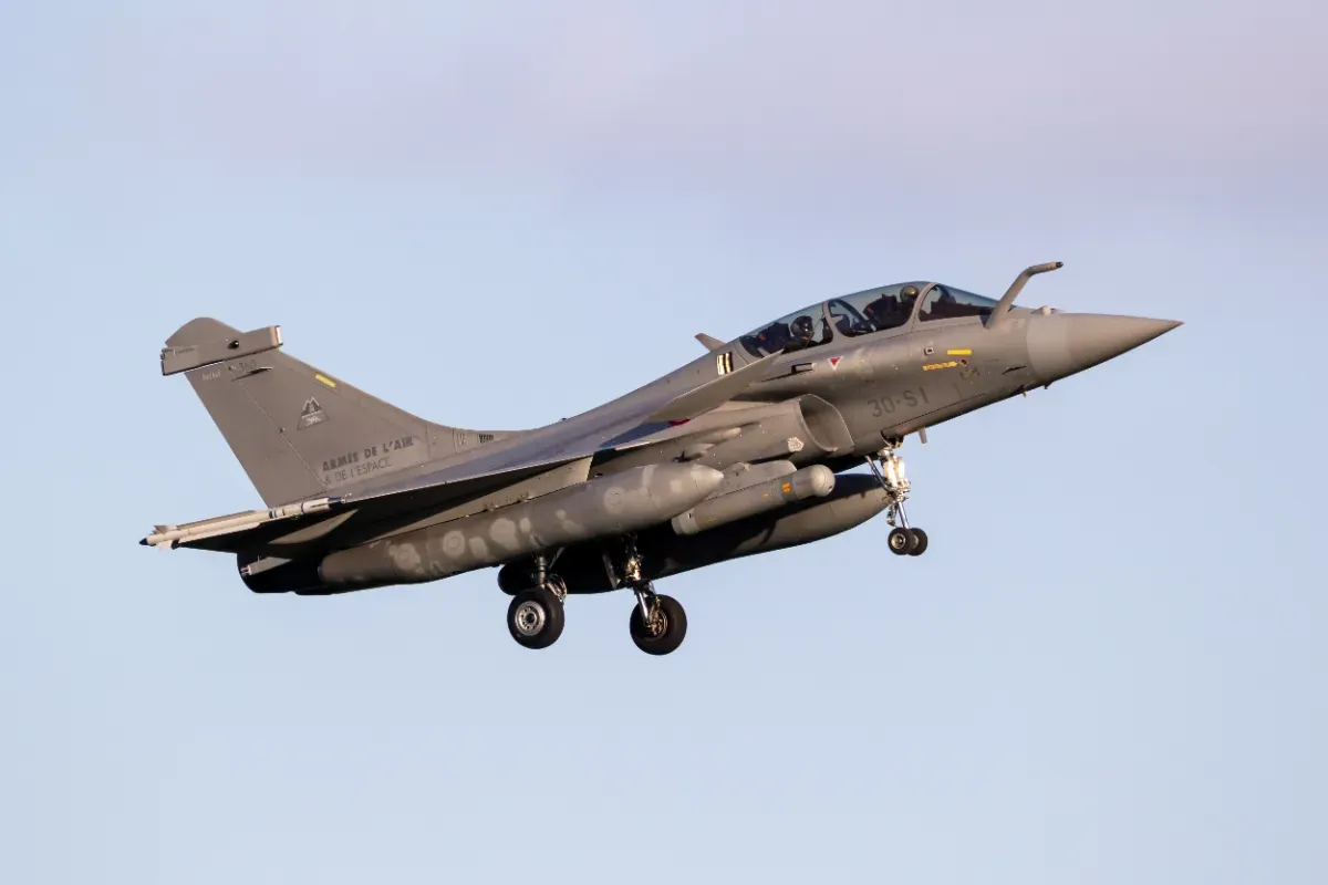 La France propose un deal inédit à la Grèce : envoyer tous ses Mirage 2000 en Ukraine contre un rabais sur les Rafale, Athènes hésite encore