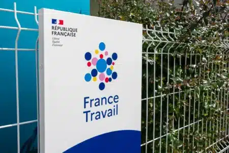 France Travail lance un outil pour signaler les formations douteuses telles que "formation sur les dragons"