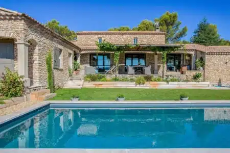 Après les piscines, le fisc cible désormais 2 pièces de votre maison que vous n'avez jamais déclarées : les propriétaires paniquent