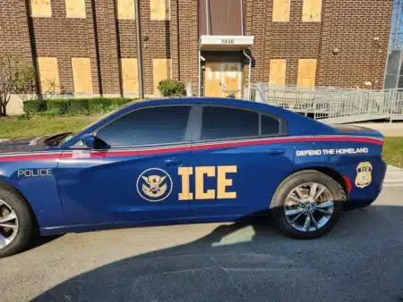 Cette Française de 85 ans vivait aux États-Unis depuis des décennies : son beau-fils l'aurait dénoncée à l'ICE pour récupérer l'héritage