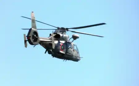 Un hélicoptère de la Marine se pose en pleine cour de récré à Schoelcher : les collégiens de Terreville n'en reviennent toujours pas