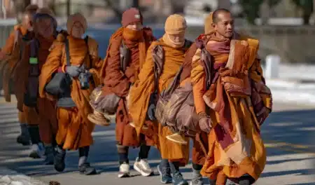 22 moines bouddhistes arrêtés à l'aéroport avec une saisie record de drogue : "Chacun transportait environ cinq kilos du narcotique"