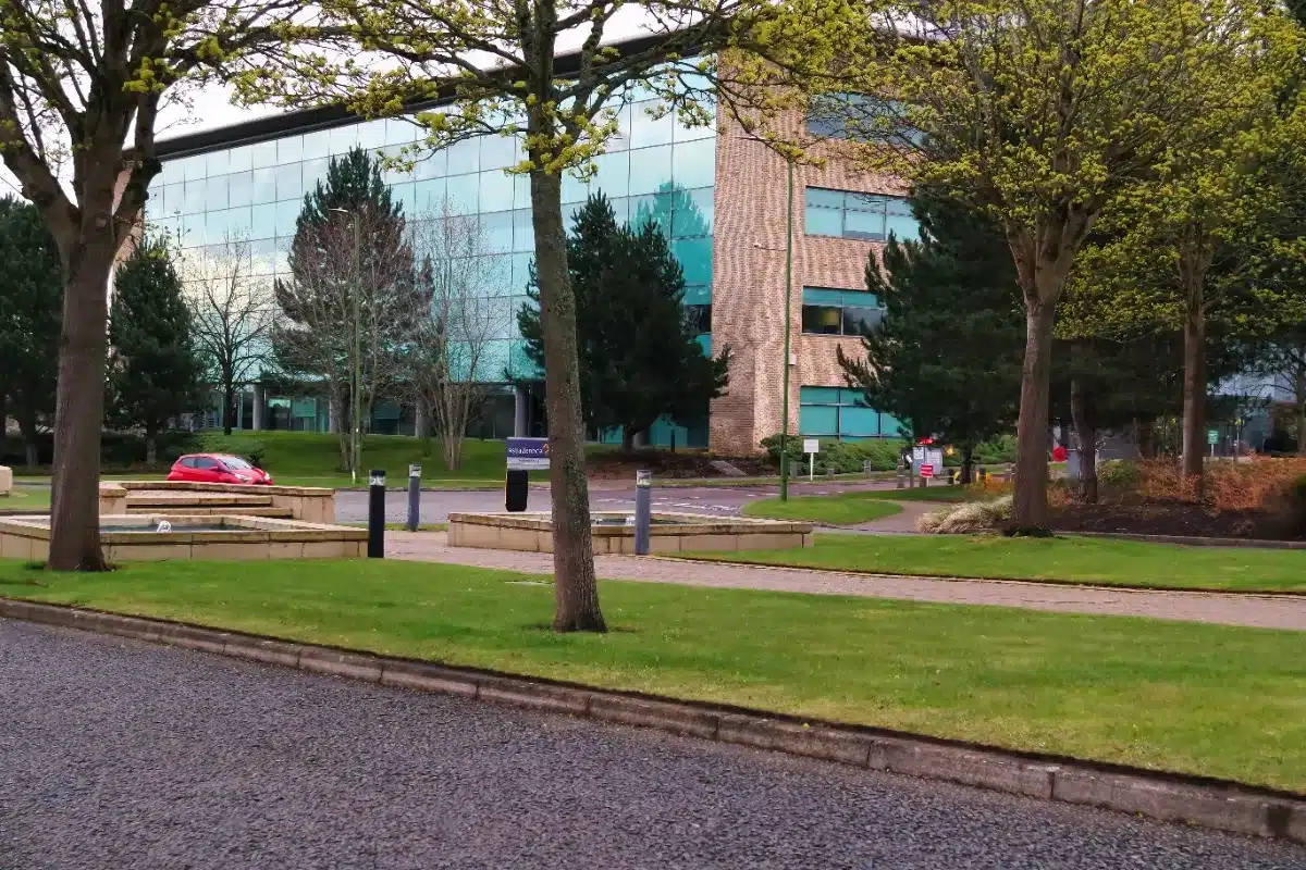 À peine élu, ce maire passe son indemnité de 1 500 à 4 000 euros par mois : l'opposition est choquée