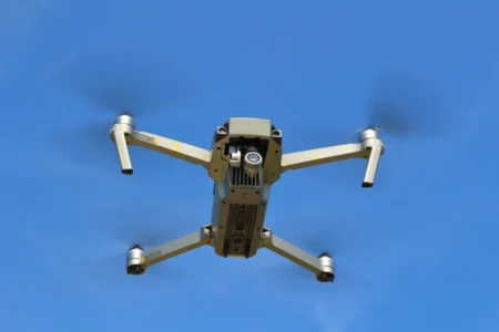 Un retraité de 76 ans abat un drone de la mairie avec son fusil : « je pensais que des cambrioleurs repéraient ma maison »