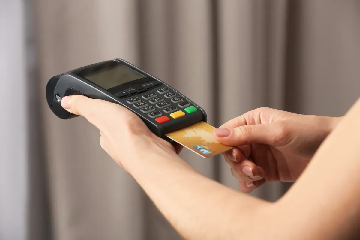 Pourquoi tout le monde enveloppe sa carte bancaire dans de l’aluminium (et ça change tout)