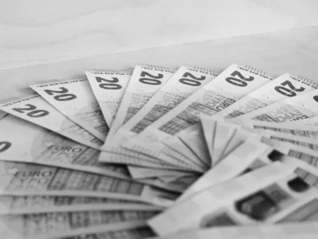 Dites adieu à la carte bancaire : cette nouvelle façon de retirer vos espèces arrive partout en France et les banquiers n'y croyaient pas