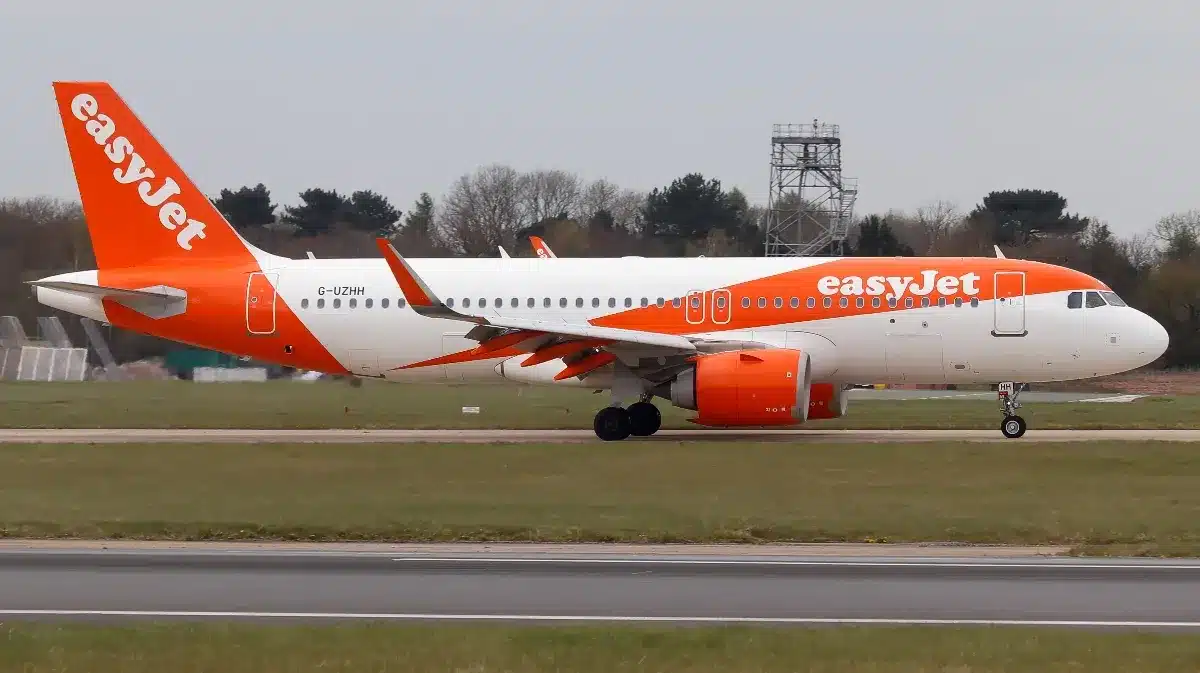 L'avion était à quelques mètres de la piste d'Orly quand le pilote a remis les gaz : des feux d'artifice tirés près de l'aéroport ont tout changé