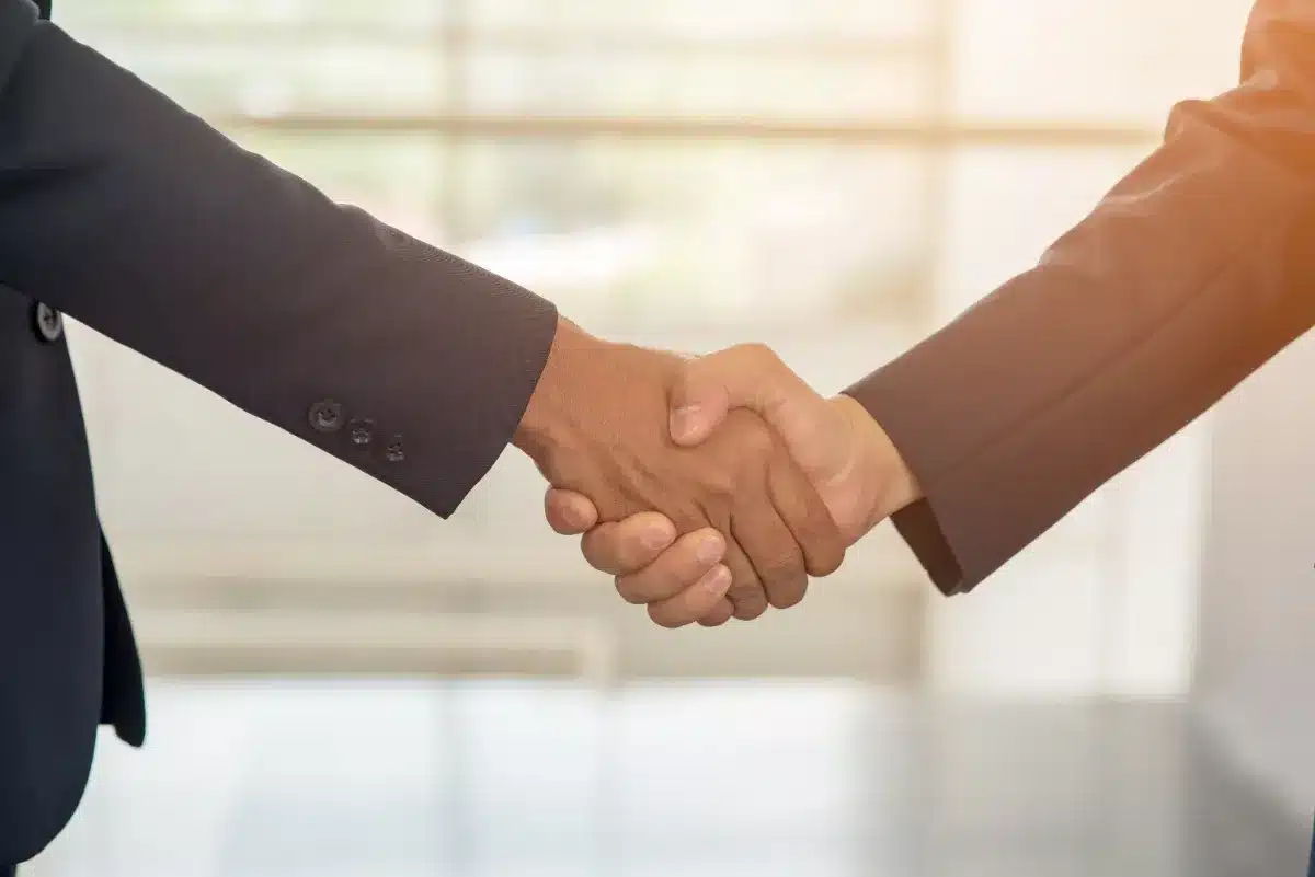 Cette entreprise recrute 2 800 personnes en CDI en 2026 avec un simple permis : les salaires démarrent à 2 300 € et les candidats affluent déjà