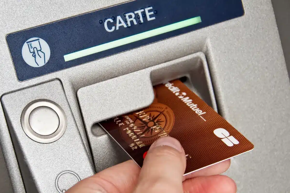 Ni Visa ni Mastercard : cette carte bancaire 100% française bouscule les géants du paiement avec une fonction que personne n'avait osé proposer