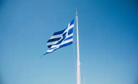 Étranglée par une dette de 210% du PIB en 2020, la Grèce rembourse plus tôt que prévu : les économistes n'en reviennent pas