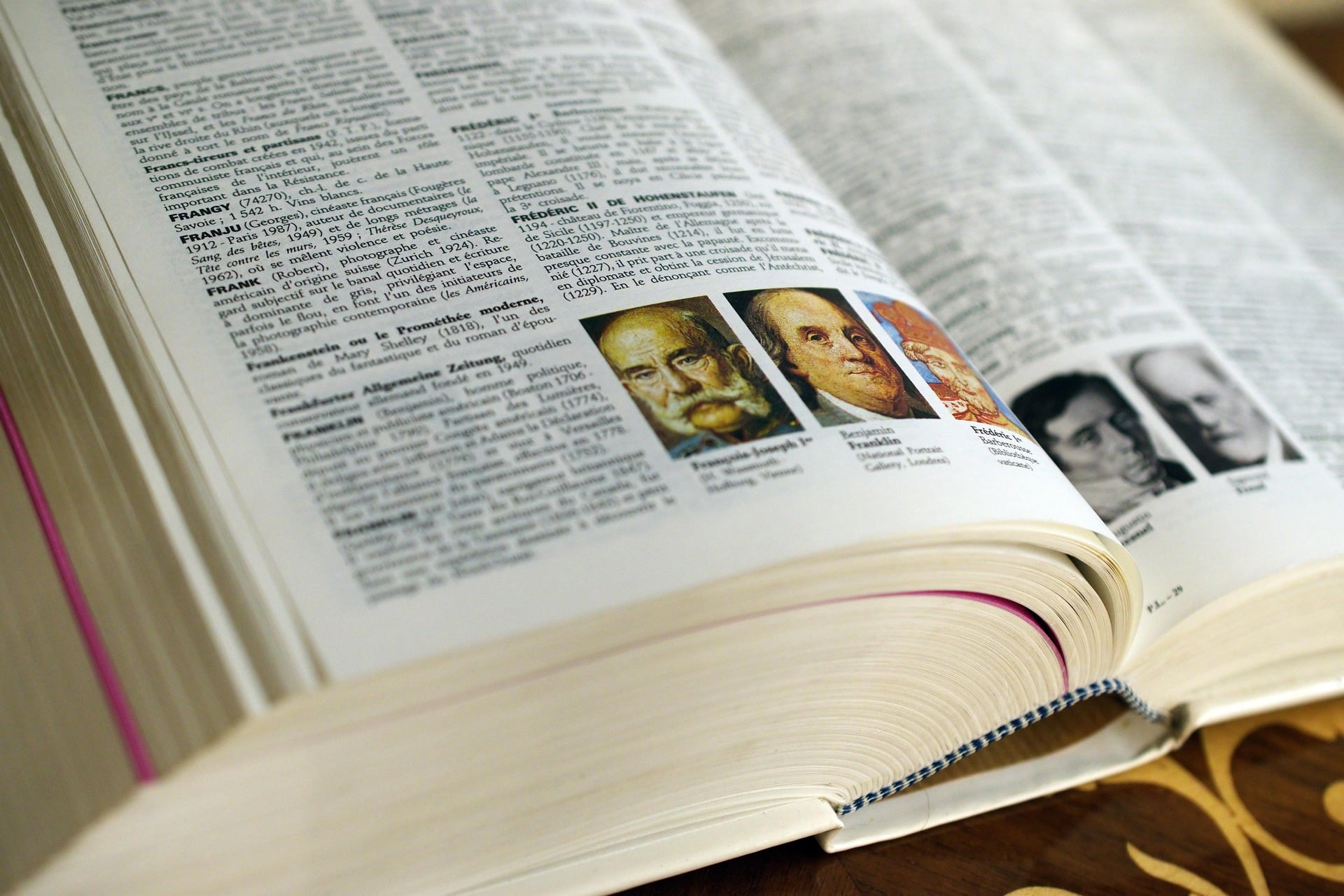 dictionnaire-Larousse-mots