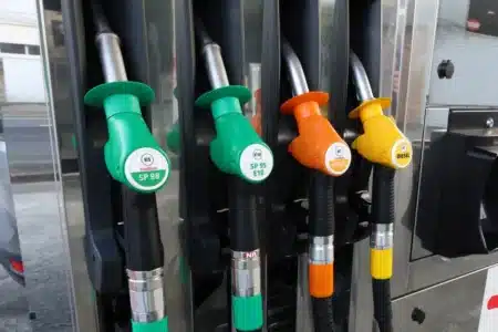 Cette indemnité carburant de 50 euros concerne les salariés qui gagnent moins de 16 880 euros : voici comment savoir si vous y avez droit